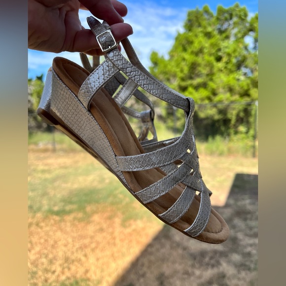 CHAPS ‘Katelyn’ Gold Wedge Sandals Size 6 - Picture 5 of 9